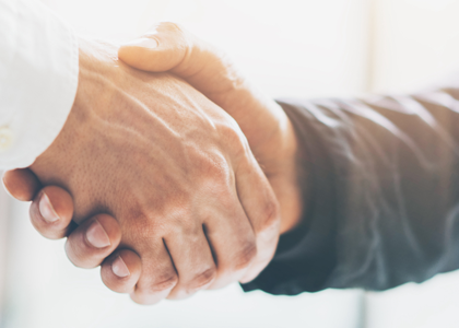 Partnerschaftlicher Händedruck