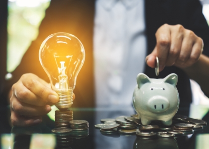 Mann mit Sparschwein