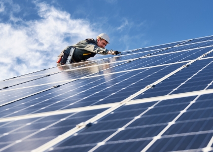 Arbeiter auf Solardach
