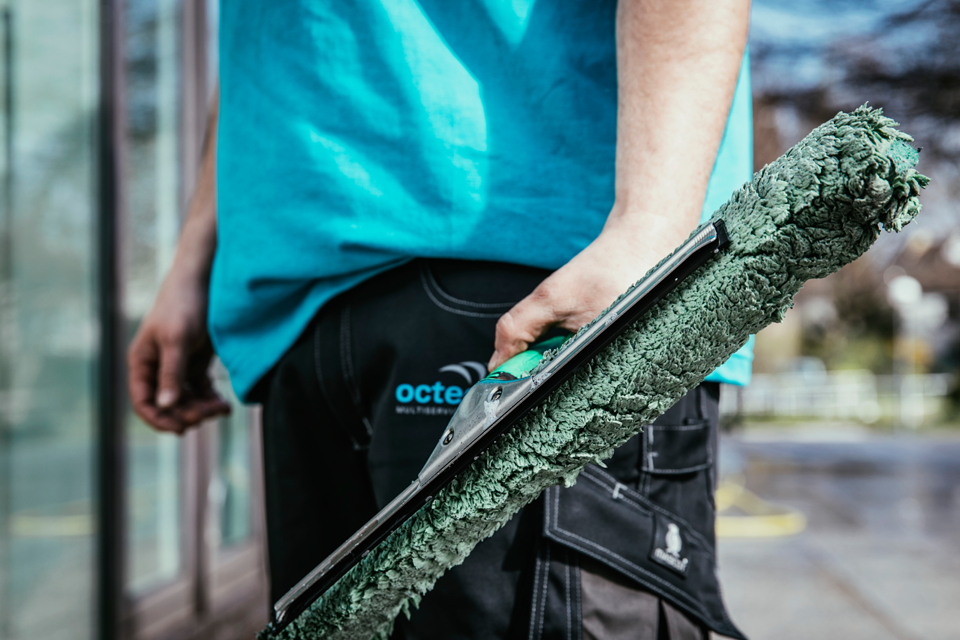 Mann mit Fensterwischer