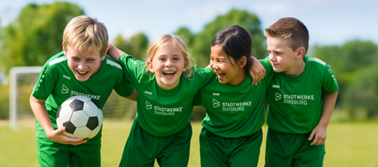 Lachende Kinder in Stadtwerke-Trikots (KI-generiert)
