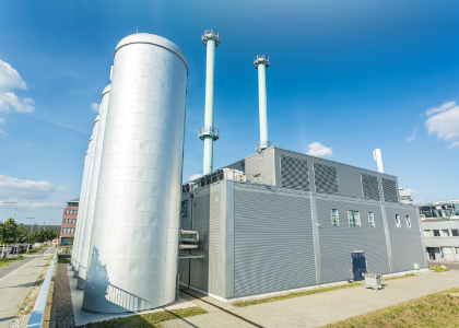 Ein Blockheizkraftwerk vor blauem Himmel