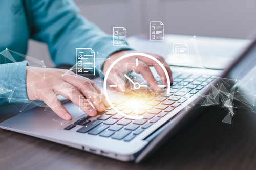 Laptop mit Uhrgrafik