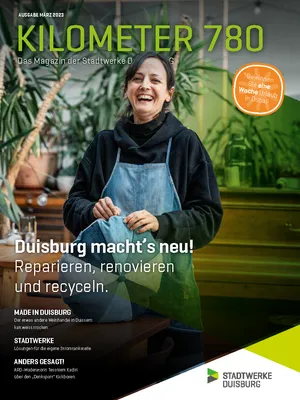 Frau in Kleid aus Jeansstoff