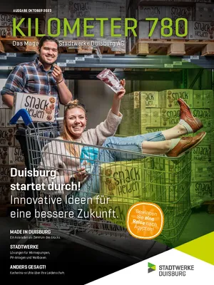 Frau sitzt in Einkaufswagen