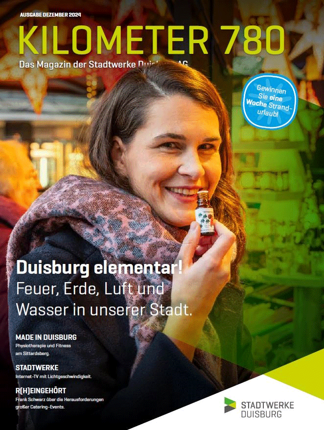 Frau riecht an einem Duftfläschchen