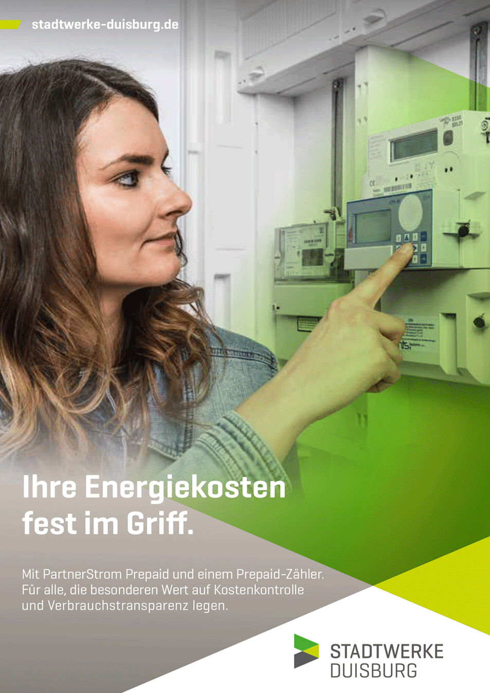 Junge Frau verwendet einen Prepaid-Zähler