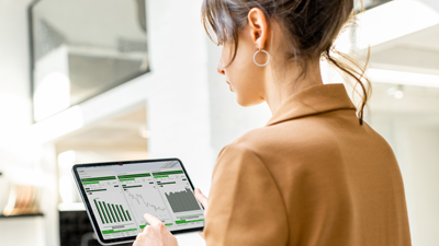 Eine Frau schaut auf ihr Tablet