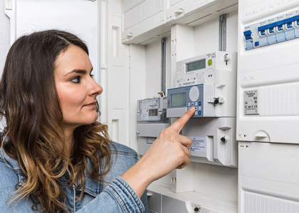 Junge Frau bedient einen Prepaid-Zähler