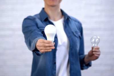 Mann mit Glühlampen