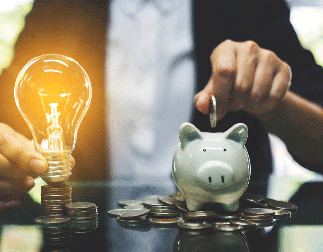 Mann mit Sparschwein