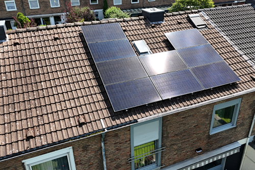 Dach mit Solarmodulen