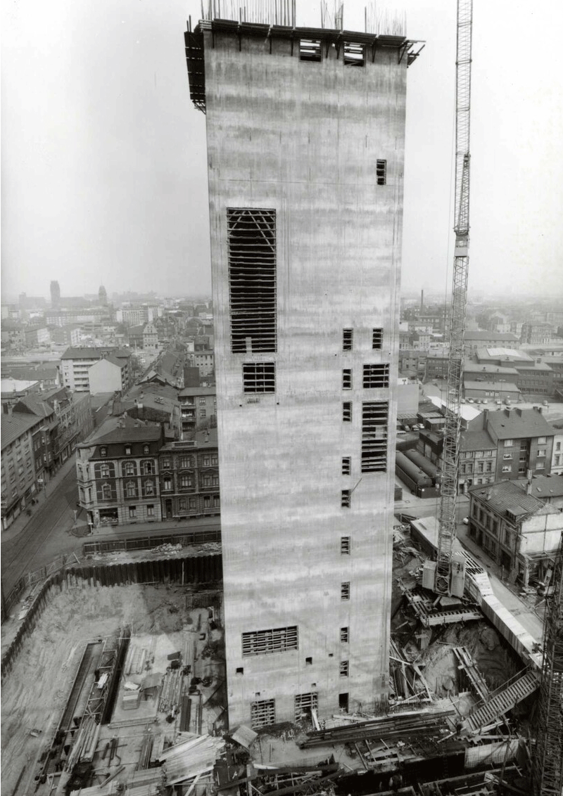 Bau des 65 Meter hohen Stahlbetonsockels