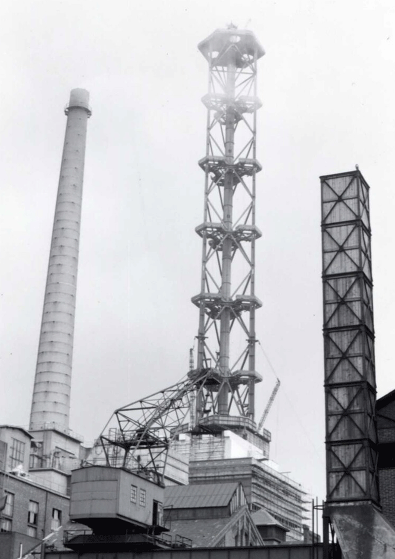 Bau der 135 Meter hohen Stahlkonstruktion