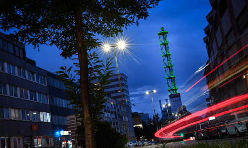 Der leuchtende Stadtwerketurm