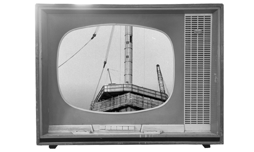 Antikes Fernsehgerät mit Aufnahmen des Turmbaus