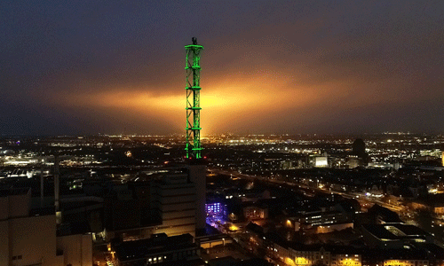 Der Stadtwerketurm leuchtet in der Dämmerung