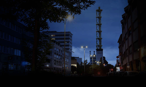 Der unbeleuchtete Turm in der Dunkelheit