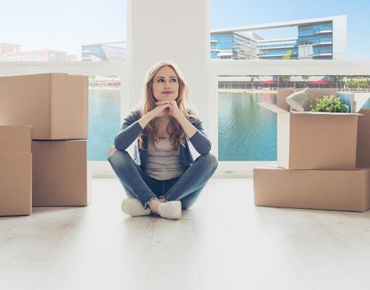 Frau mit Umzugskartons