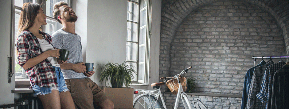 Junges Paar trinkt Kaffee in seiner Wohnung