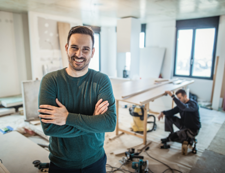 Zwei Männer renovieren