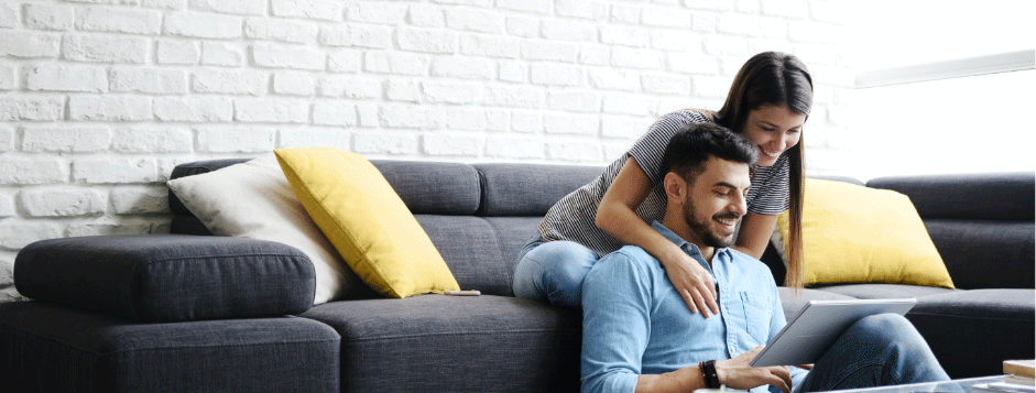 Junges Paar schaut gemeinsam auf eine Liste