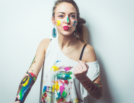 Farbverschmierte Frau
