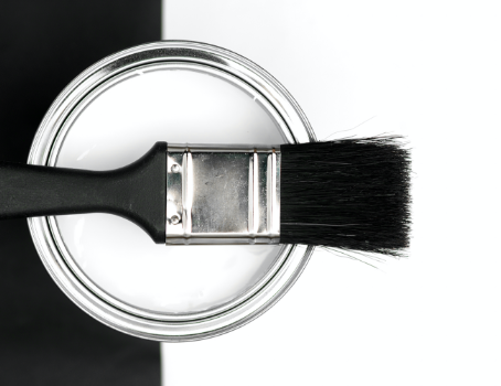 Farbeimer mit Pinsel