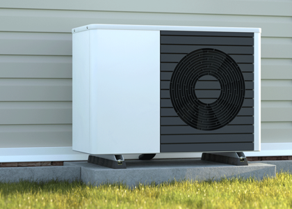 Wärmepumpe vor einer Hauswand