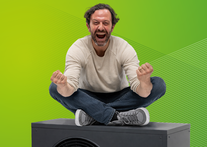 Mann sitzt auf einer Wärmepumpe