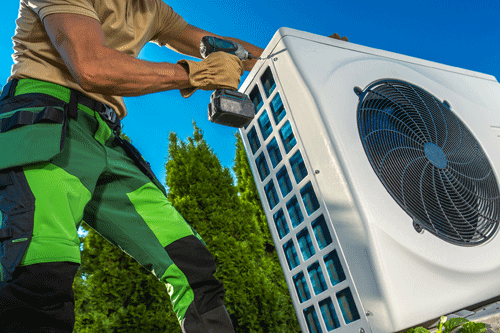 Handwerker mit Wärmepumpe