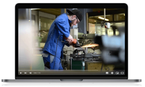 Ein Auszubildender in der Werkstatt