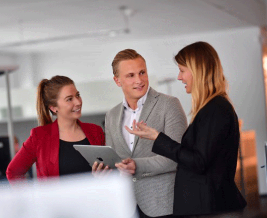 Gespräch unter Kolleginnen und Kollegen