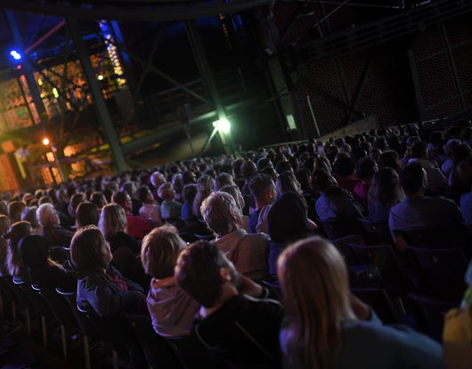 Publikum auf Tribüne