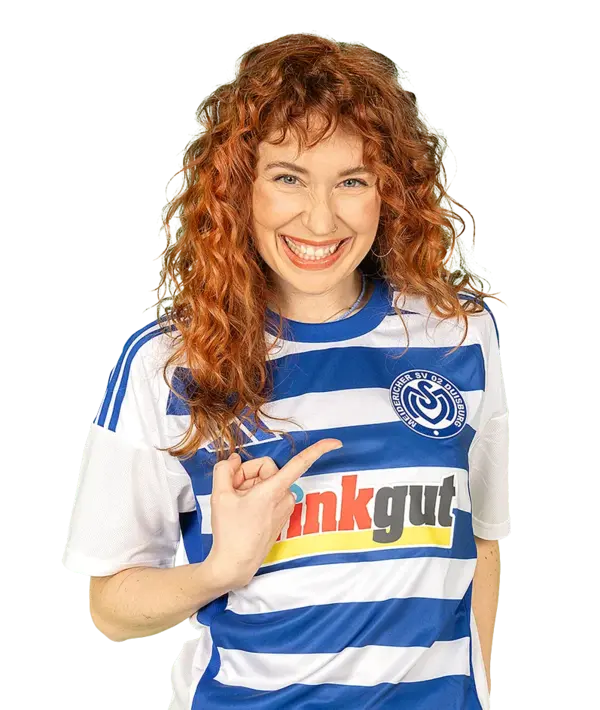 Lachende Frau mit roten Locken im Trikot des MSV Duisburg