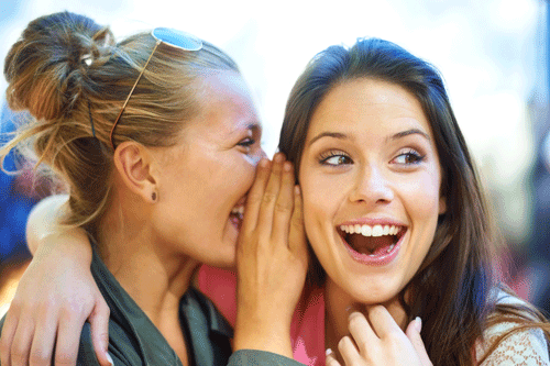 Zwei lachende junge Frauen