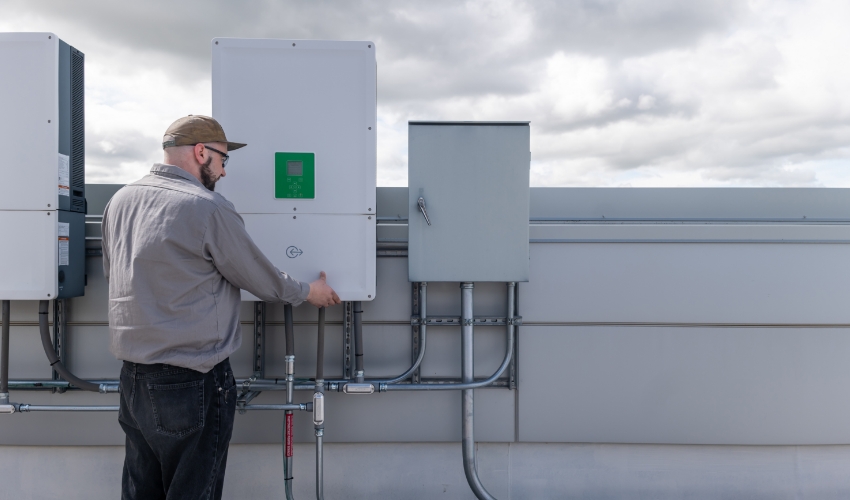 Elektriker vor Schaltkasten