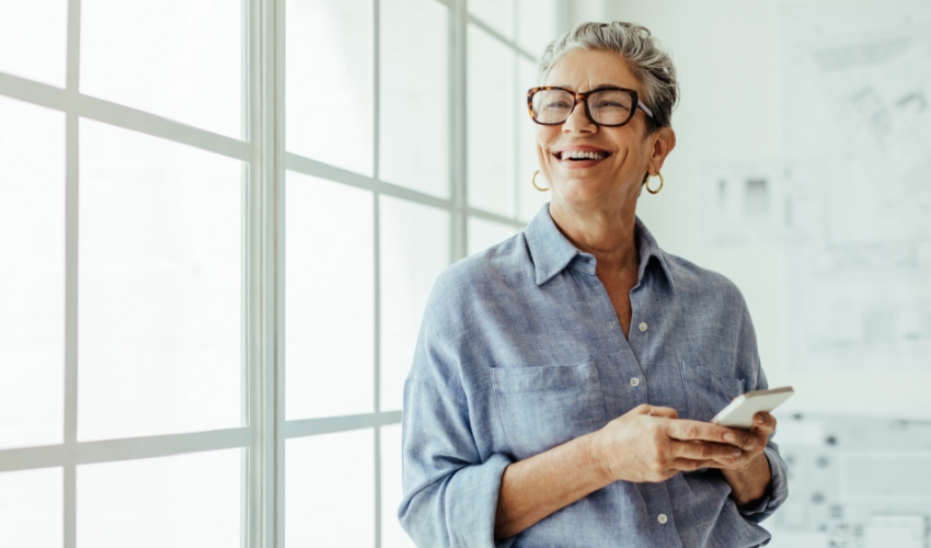 Lächelnde Businessfrau mit Smartphone
