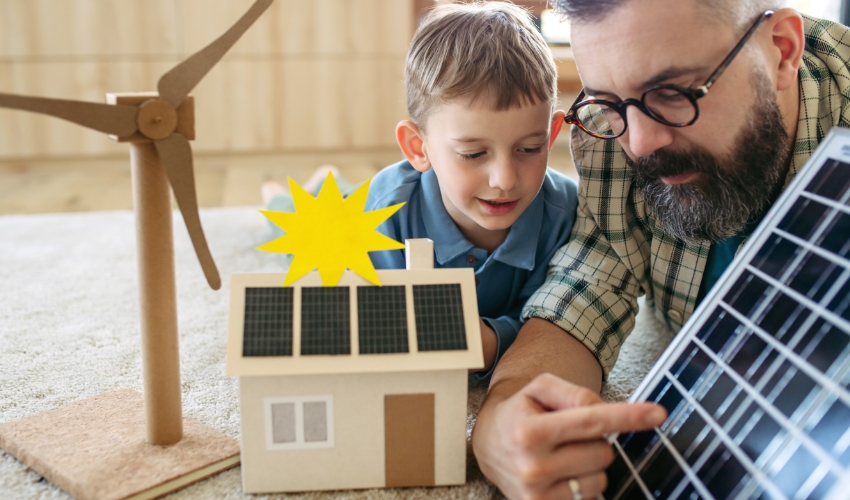 Vater und Sohn mit Solarmodul