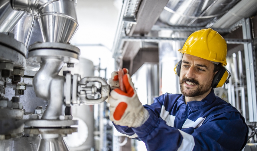 Mann arbeitet bei der Arbeit in Industrieanlage