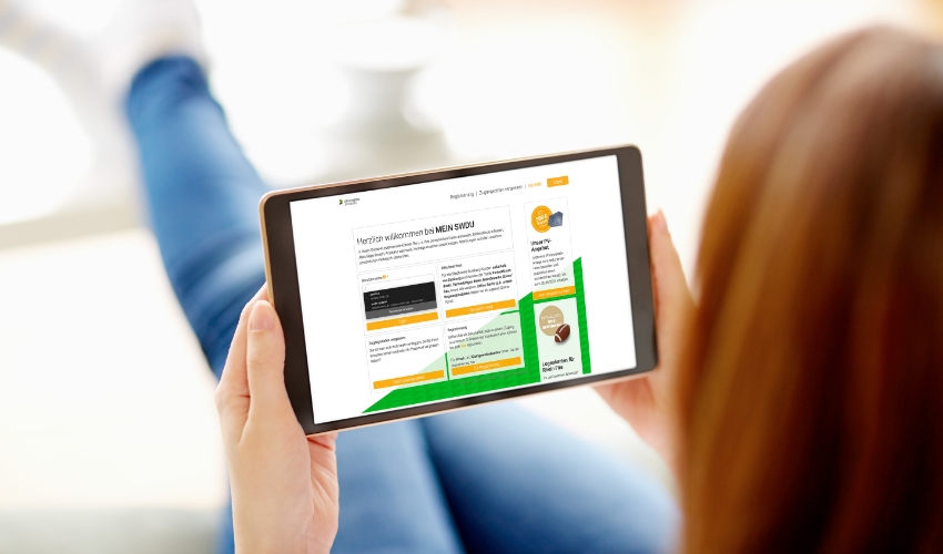 Frau nutzt Kundenportal auf Tablet