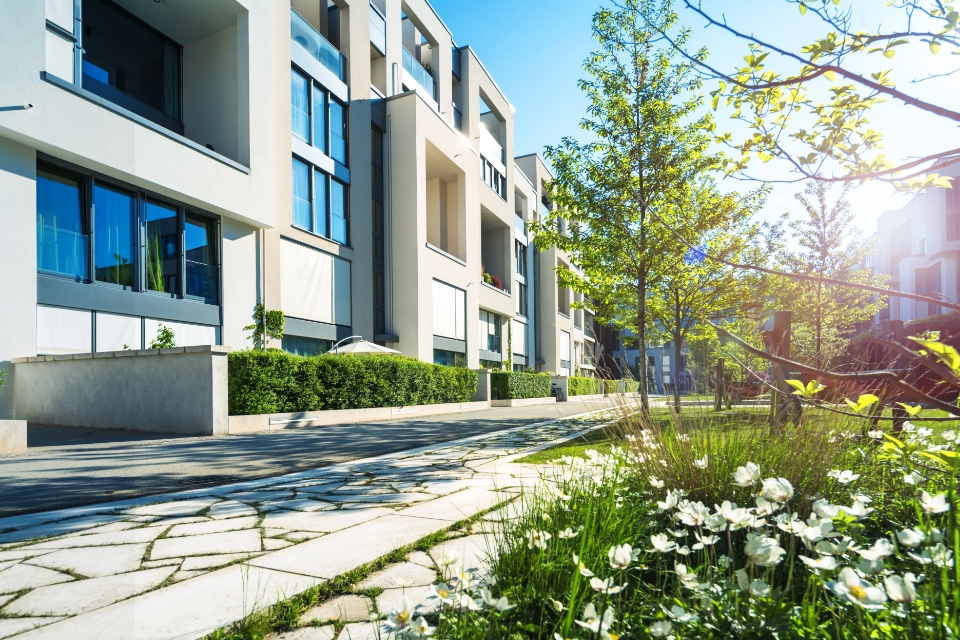 Wohnquartier in strahlendem Sonnenlicht