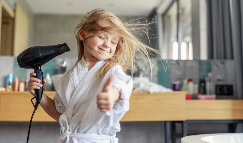 Mädchen föhnt sich die Haare