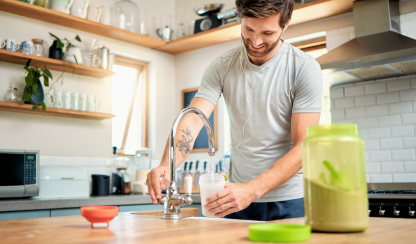 Mann mit Glas voll Trinkwasser