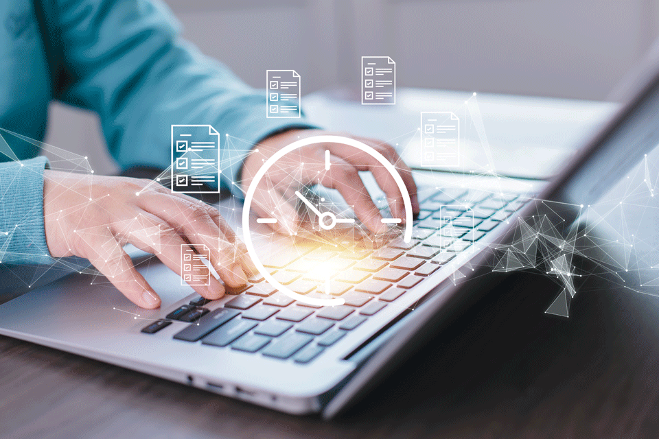 Laptop mit digitaler Uhr